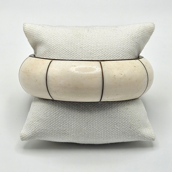 VINTAGE Speckled Cream Enamel Inlay Brass Chunky 1" Bangle Bracelet - Picture 2 of 5